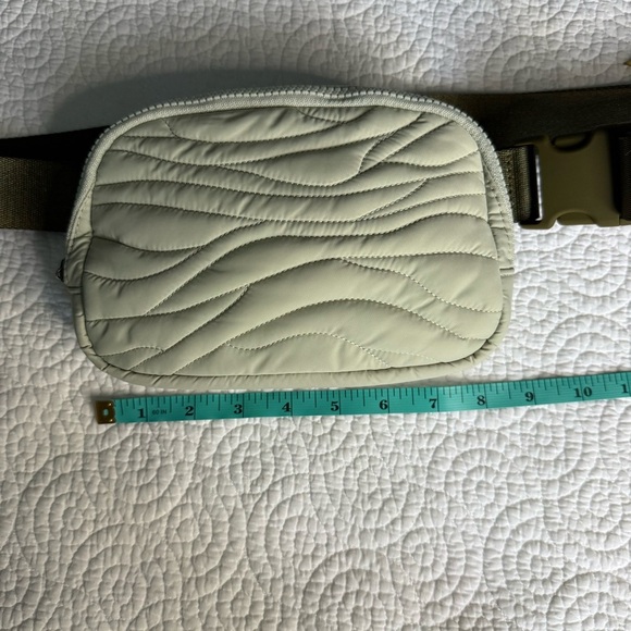 Lululemon Athletica Quilted Belt Bag in Olive Green special edition - Picture 5 of 7